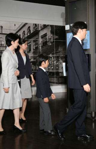 国立の資料館「昭和館」で戦後70年の特別展を見学する秋篠宮ご一家（2015年8月7日）