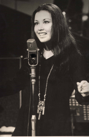 上京し厳しいレッスンを積む。1969年、マリが19歳のときに『ダニエル・モナムール』でデビュー