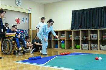 　8月21日、医療福祉センター「ふくしあ」を訪問された愛子さま。ボッチャに挑戦し“奇跡”を起こした瞬間