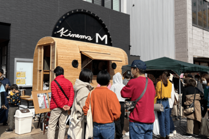 近日オープン予定のキネマミュージアム前。この日は高知オーガニックフェスタで「地球のこどもキッチンカー」が出勤