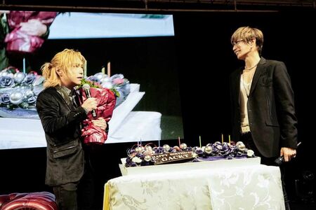 ゴールデンボンバーの鬼龍院翔がサプライズ登場