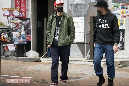 スタッフと談笑しながら歩く長瀬智也（2023年）