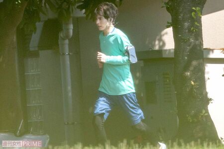 ドラマ『彼女はキレイだった』ロケ中の赤楚衛二