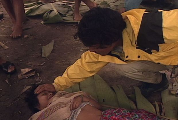 アマゾンで医療活動を行う関野。アマゾンに限らず、関野はさまざまな国や地域で医療活動を行った