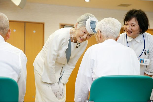 東日本大震災の復興視察の際に宮城県のハンセン病療養所を訪問された（'14年7月）
