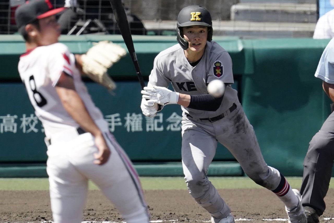 「高野第6日」 慶応―北陸 　慶応―北陸　3回裏慶応2死一、三塁、丸田が中前に適時打を放つ。投手竹田＝甲子園　写真／共同通信