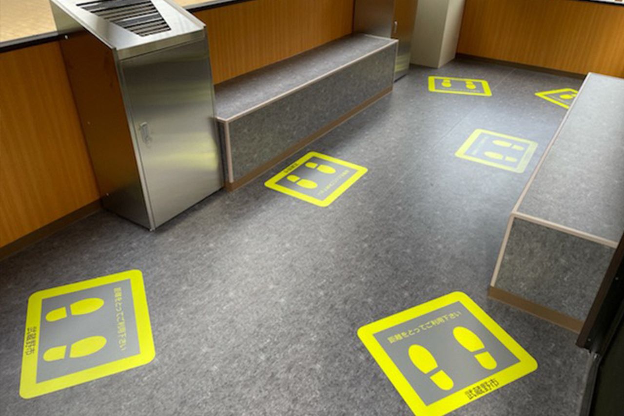 武蔵境駅に設置された喫煙トレーラーハウスの内観