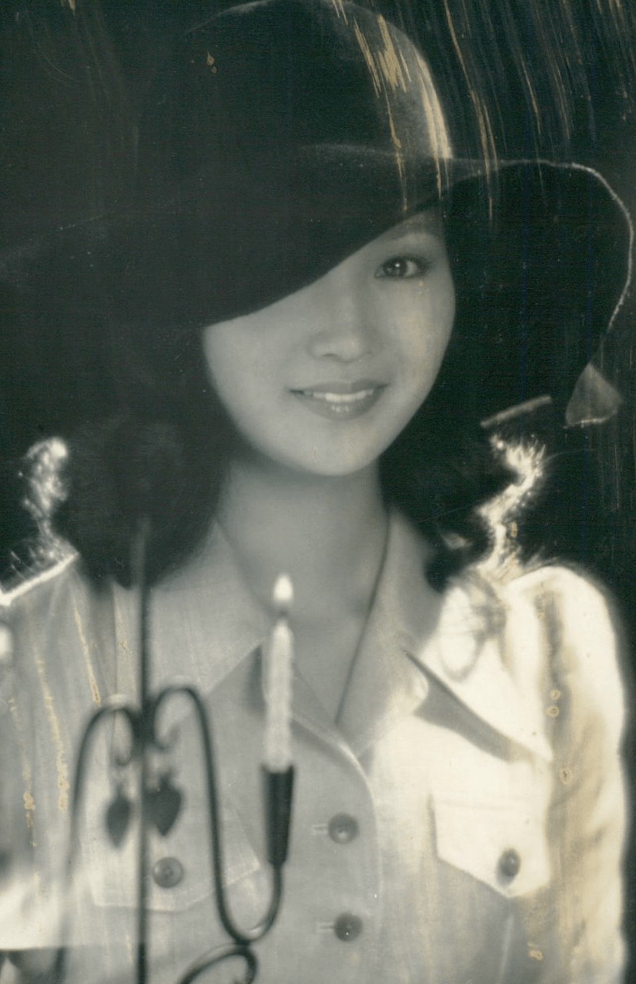 デビュー前、銀行のポスター用に撮影されたカット。すでに“清純派アイドル”としての片鱗がうかがえる