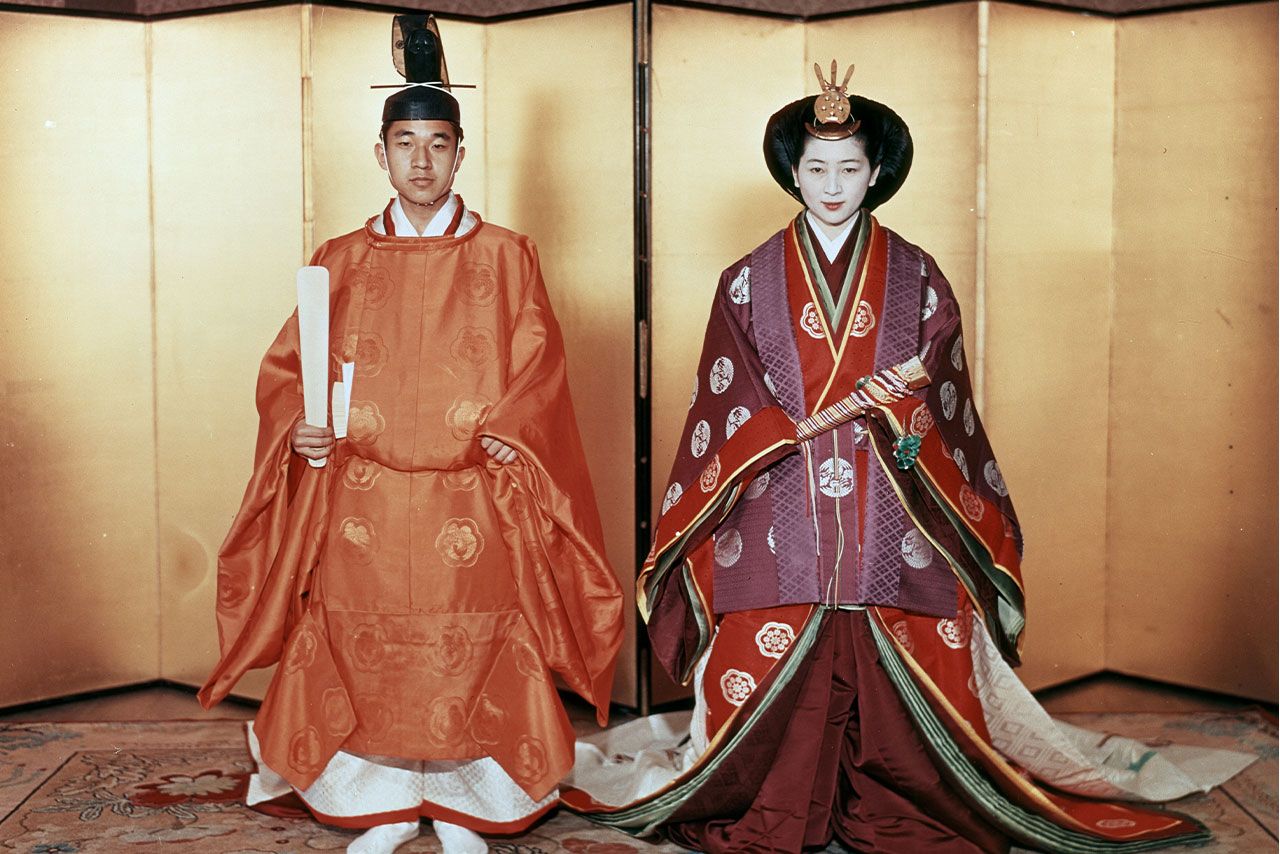 昭和34年4月、ご成婚の日に十二単姿で記念写真を撮影される上皇ご夫妻。