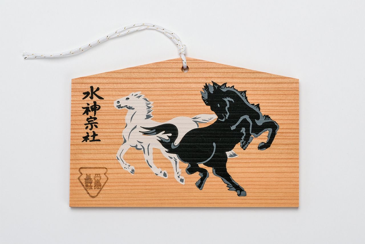 祈雨祈願の黒馬と止雨祈願の白馬の両方が描かれた「神馬絵馬」1000円
