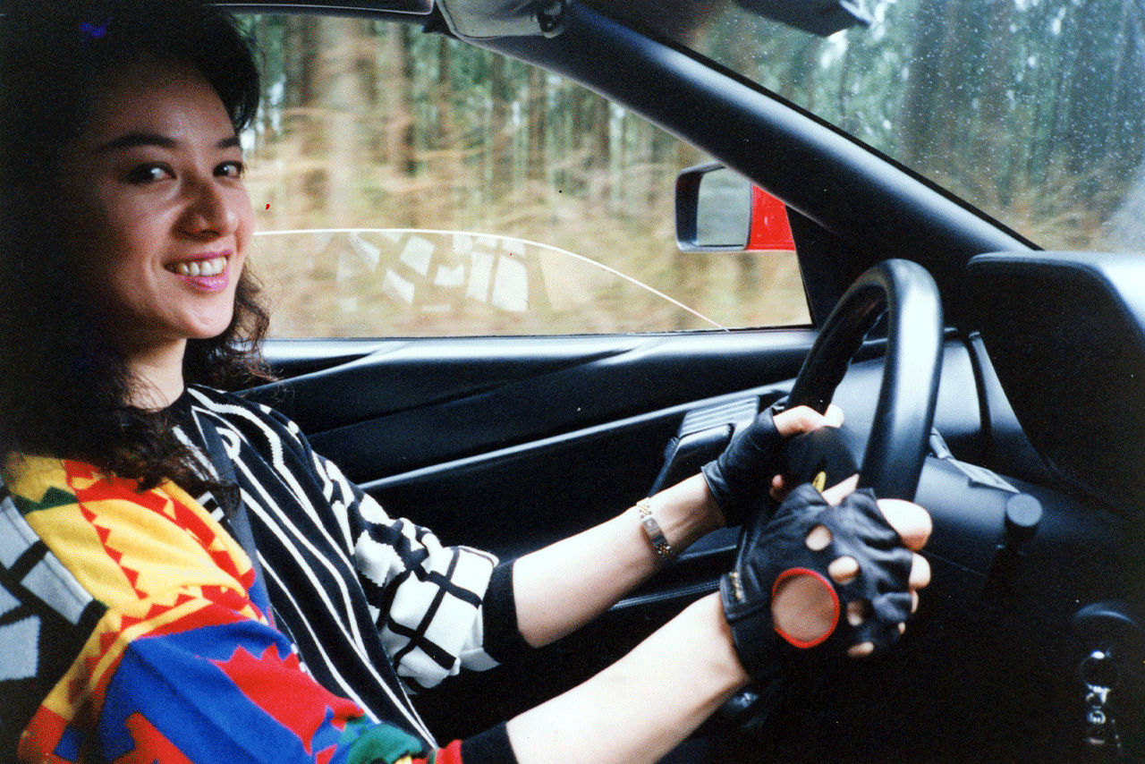 高級車フェラーリを運転中の夏樹陽子