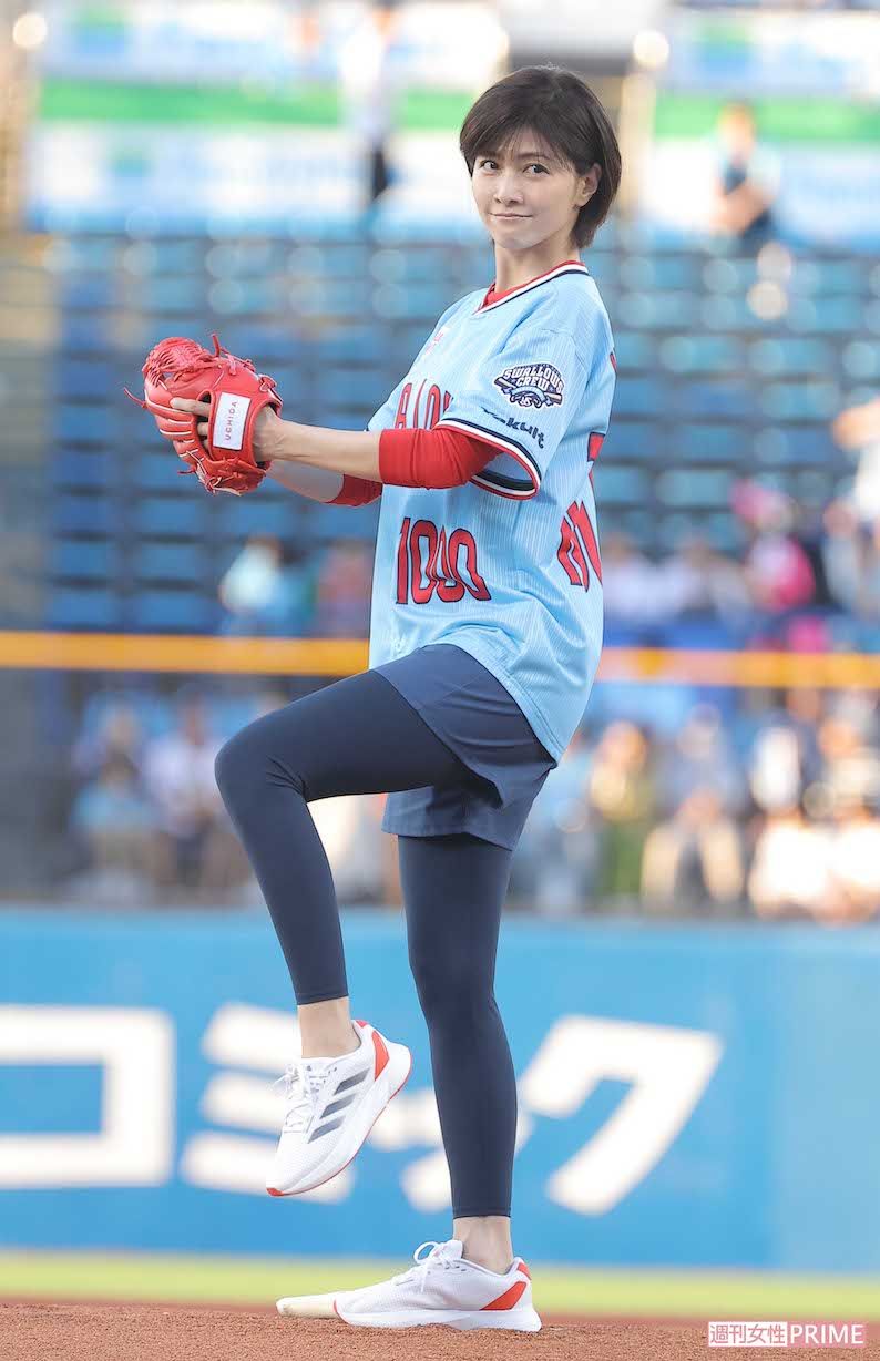 始球式での内田有紀の姿に《30代でも通用する》との声も……