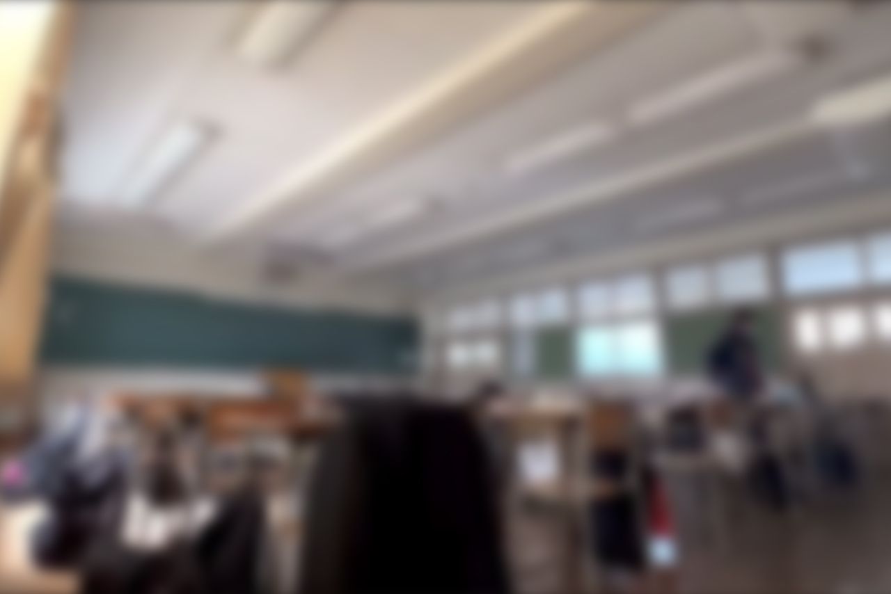 教室から立ち去ろうとしている 7/8