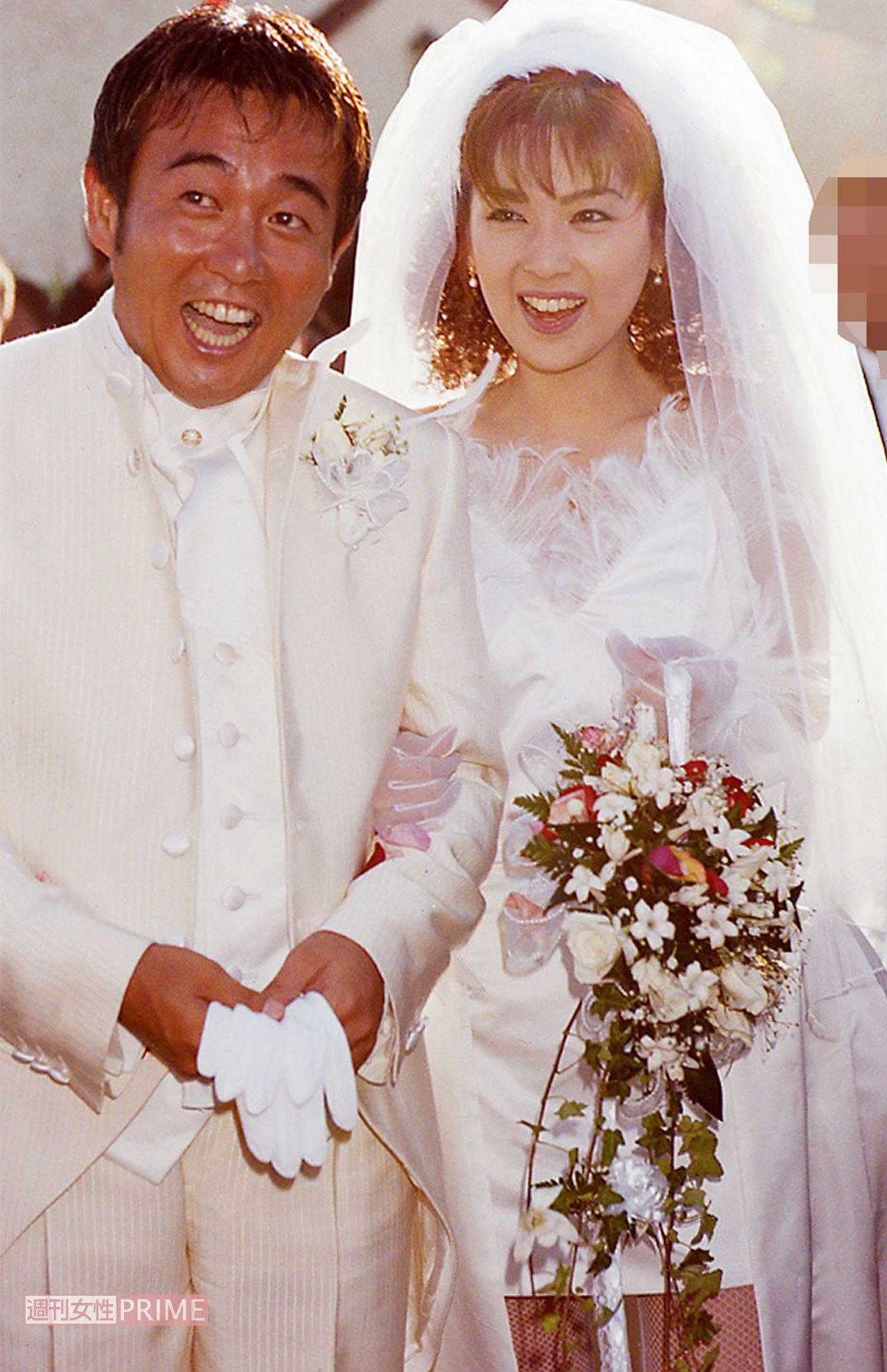 夏バンドのTUBEらしく、ハワイで挙式した飯島と前田