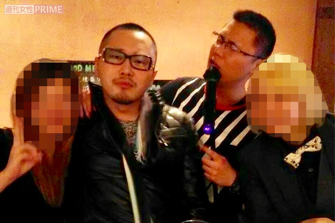 殺害された山中健司氏（中央左）と佐々木文俊被告（中央右）。ガールズバーなのか、両脇には女性の姿が