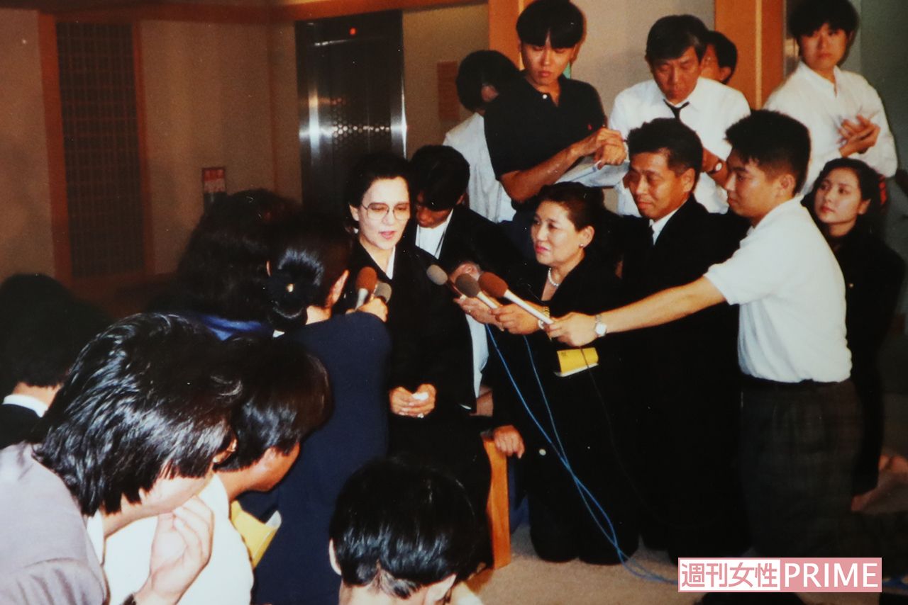 俳優・石原裕次郎が亡くなったとき、葬儀が行われた総持寺にて、まき子夫人の囲み取材