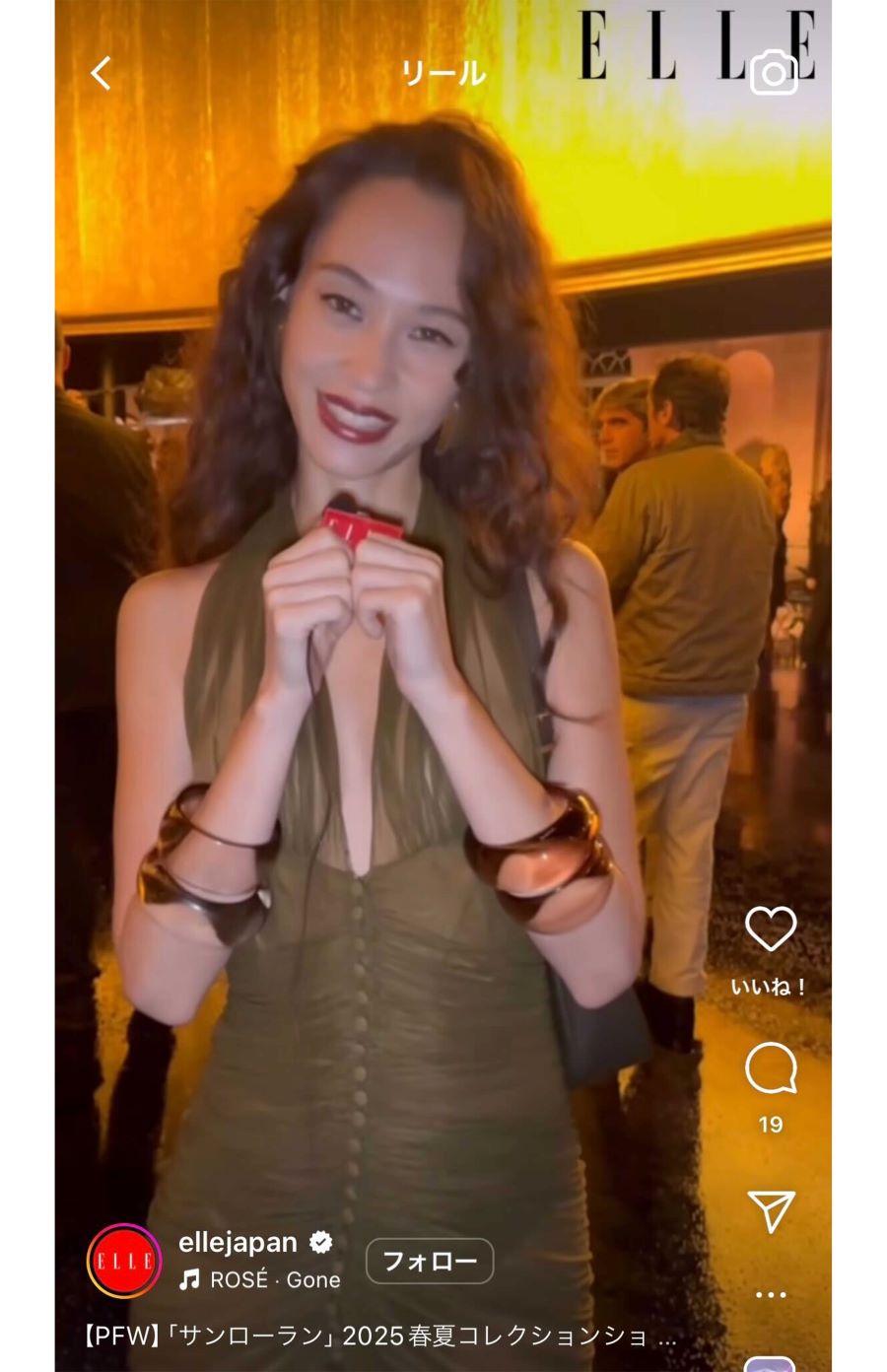 丸見えドレスでインタビューを受ける水原希子（『ELLE Japan』のインスタグラムより）