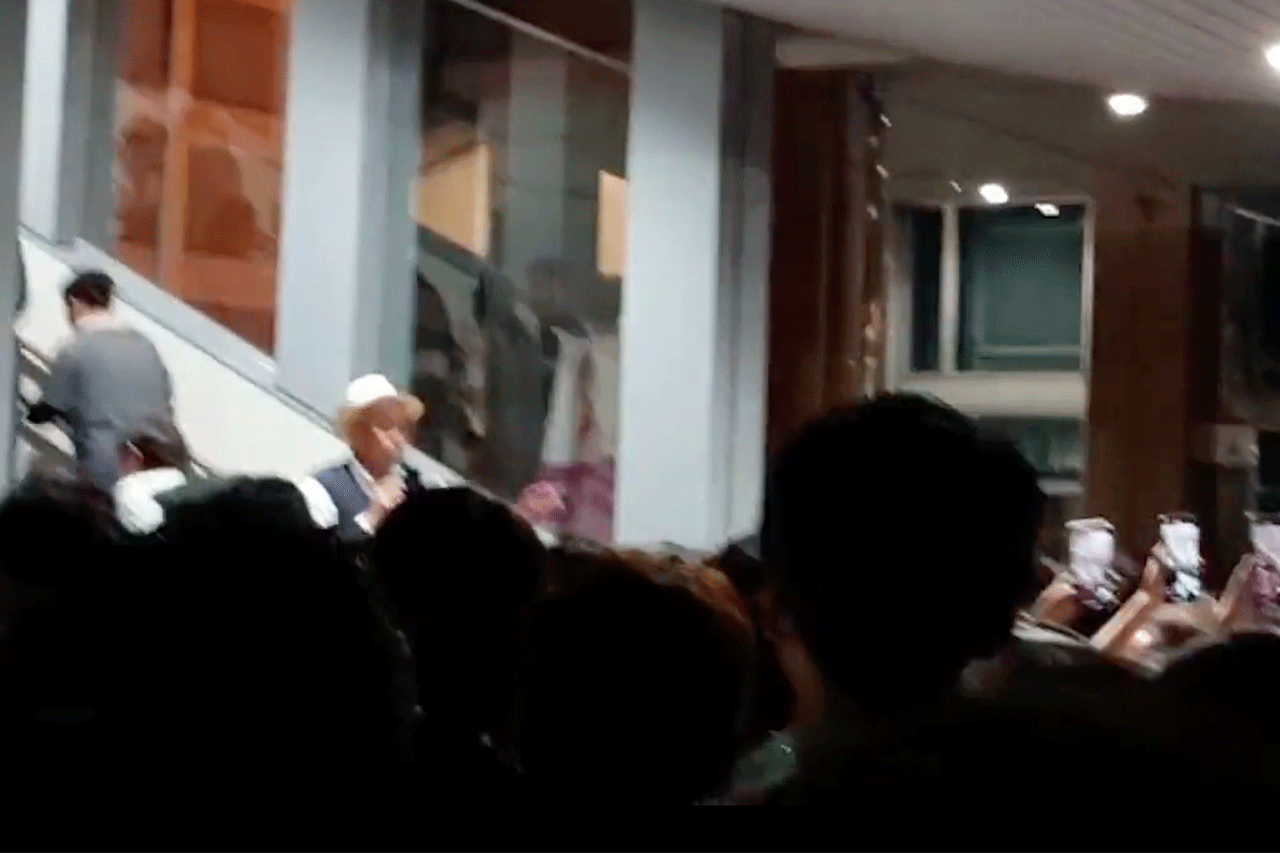 白い帽子にマイクを携えた男性は“DJおじさん”として話題になった（ツイッターより）