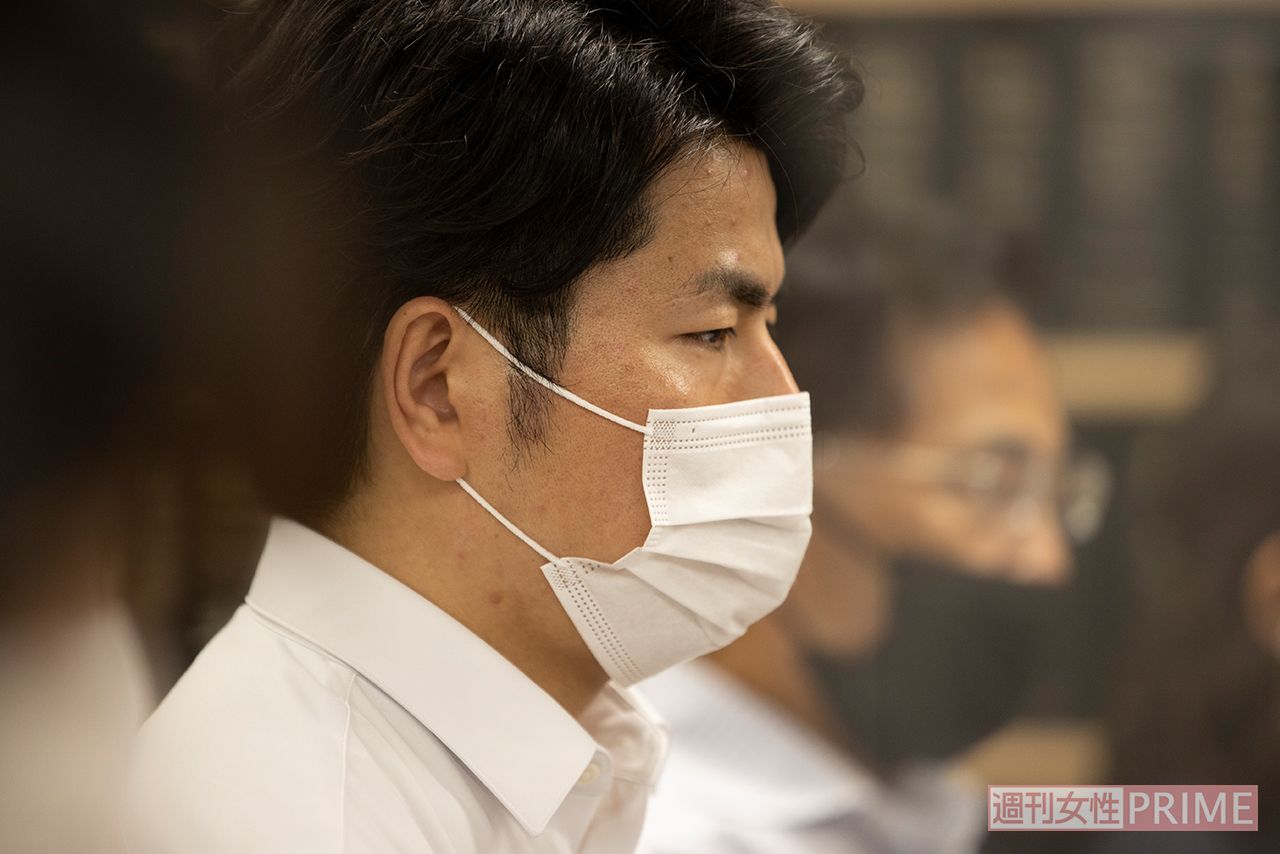 記者会見を行う松永さん