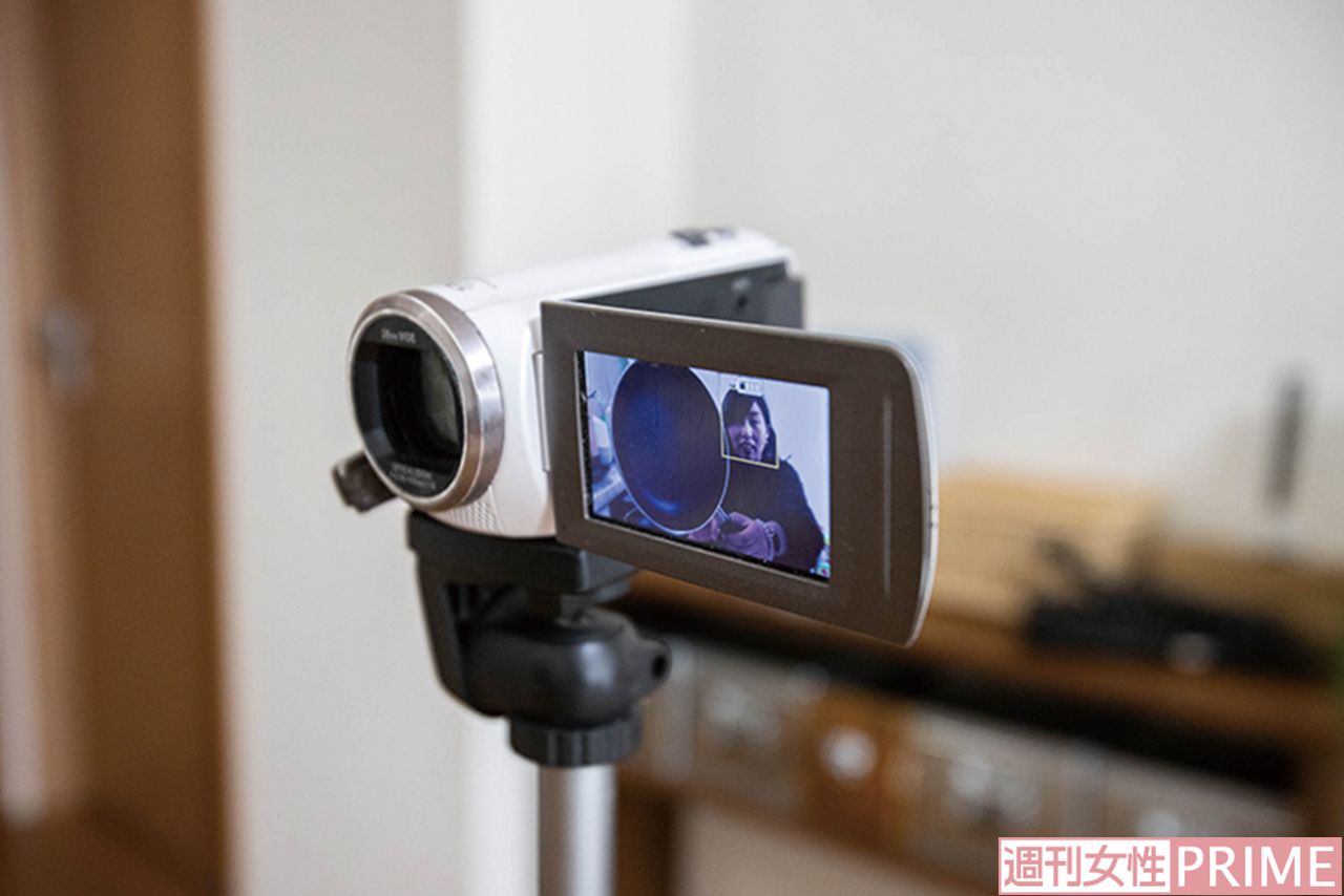 動画撮影中でも見え方をチェックするしのさん　撮影／齋藤周造