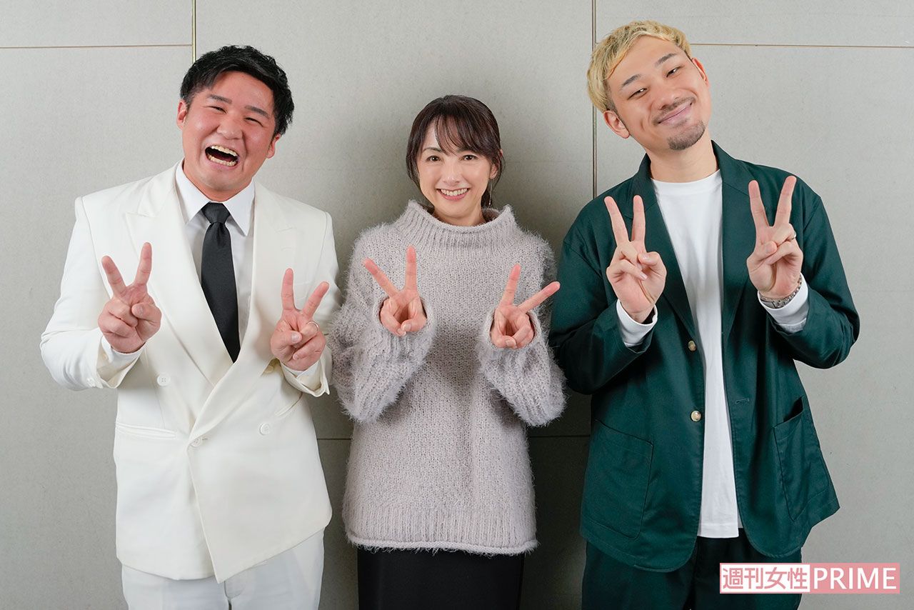 『こゝろ』のふたりと記念撮影する櫻井淳子（左：横荒木蟹男、右：山出谷ショートケーキ）