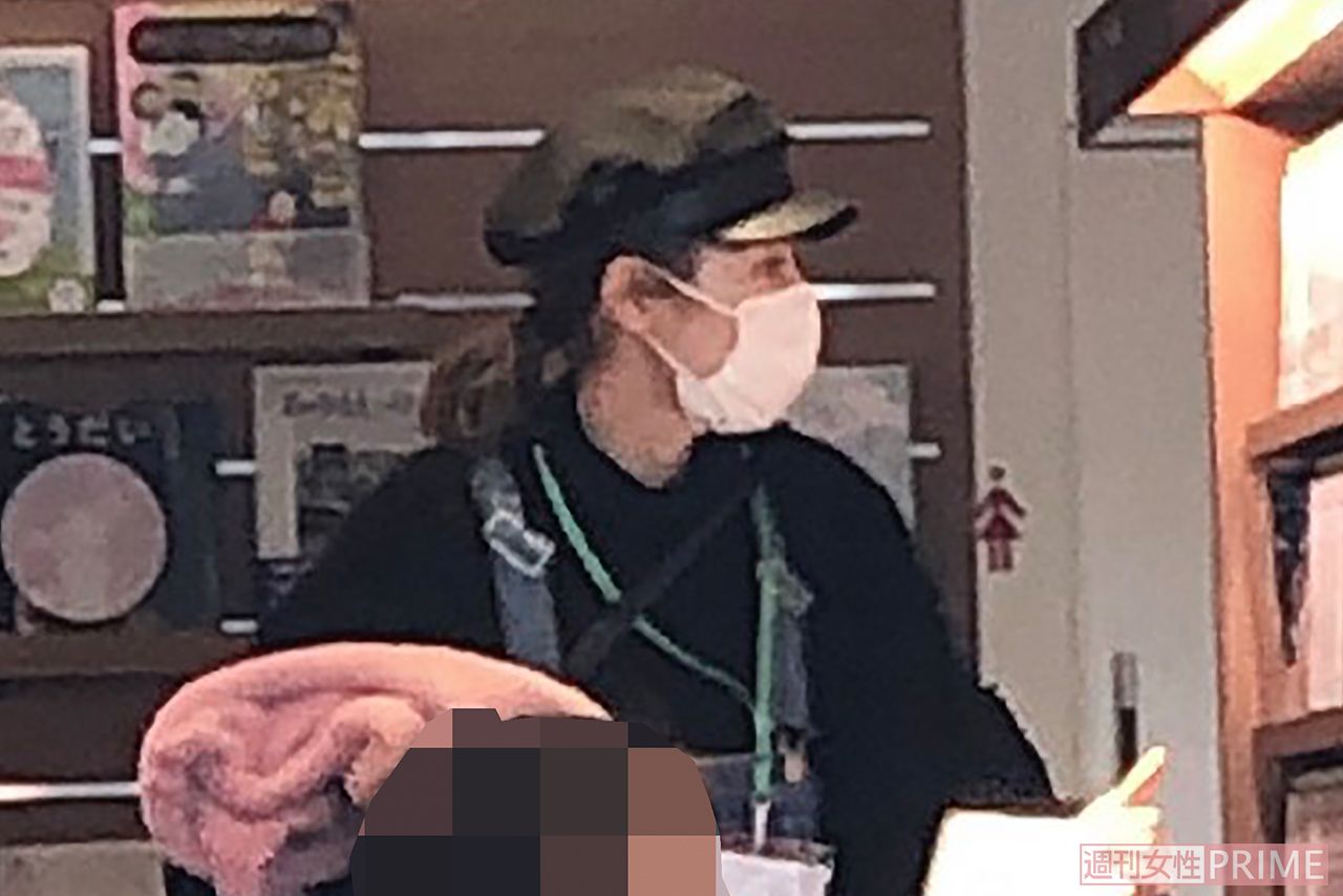 レンタルビデオコーナーで娘と楽しそうに話していた若槻千夏