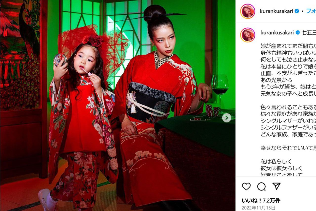 子どもの七五三の記念撮影のときも隣にお酒のようなものが（紅蘭のインスタグラムより）	