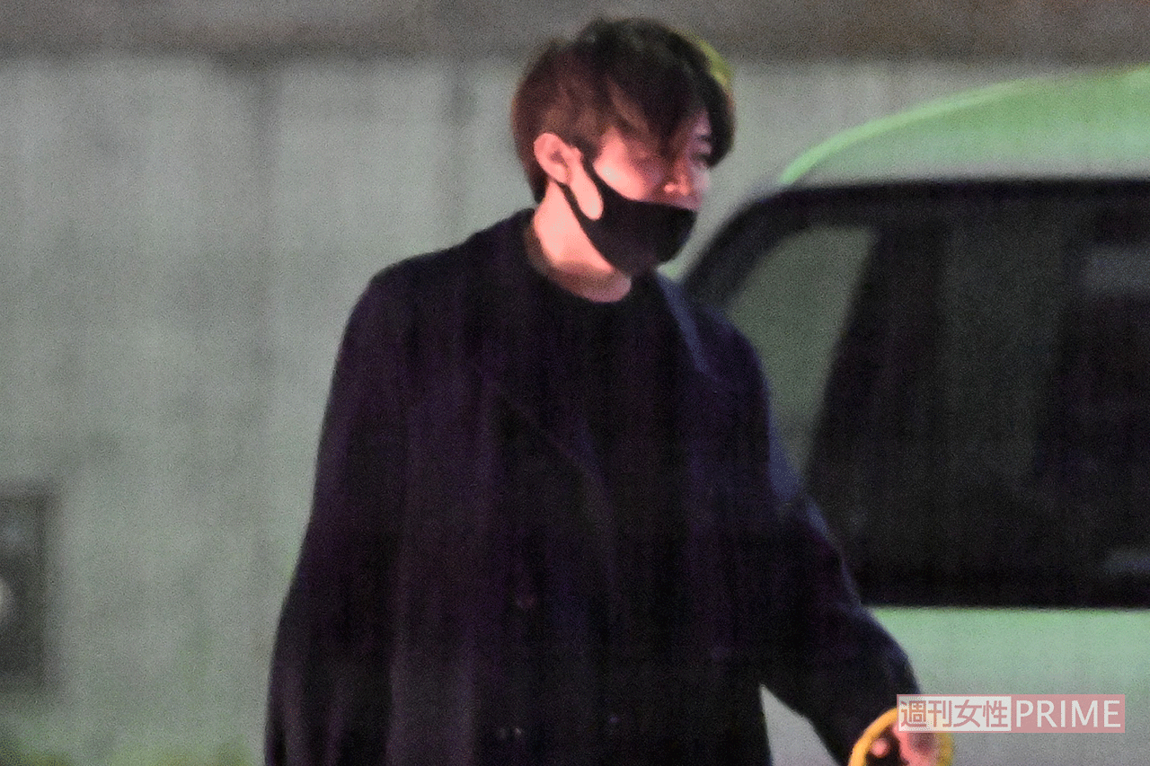 ２月16日夜、主演舞台『群盗』の稽古を終えて、埼玉県内にある劇場から出てきた小出恵介