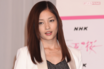 黒木メイサ、“背中＆腰まわりチラリ”の夏コーデに「美人になってない？」14歳年下恋人との順調愛で増した色香