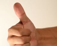 中南米では“いいね!”のあのポーズは侮辱の意味になる