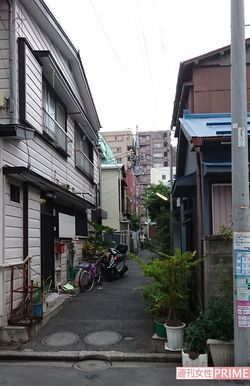 車が通れないほど細い路地の中にある自宅。庶民的な一軒家だ
