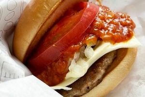 モスバーガーのスパイシーモスチーズバーガー（470円）。モスの定番ともいえるミートソースとチーズの競演が楽しめる逸品。よりジューシーなビーフパティエキスが楽しめるスパイシーダブルモスチーズバーガー（610円）も美味（筆者撮影／東洋経済オンライン）