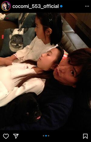 幼いCocomiとKoki,とソファで団欒するアヒル口のトト。愛娘がかまってくれず拗ねている？？（Cocomiのインスタグラムより）