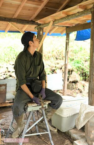 山小屋の隣に新たな小屋をひとりで建てる東出昌大