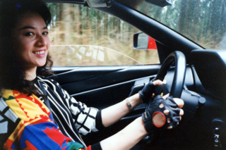 高級車フェラーリを運転中の夏樹陽子