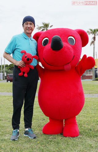 千葉県のご当地キャラ・チーバくんも駆けつけ、お疲れさまショット　撮影／齋藤周造