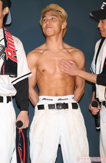 中尾明慶の胸をさわる小出恵介