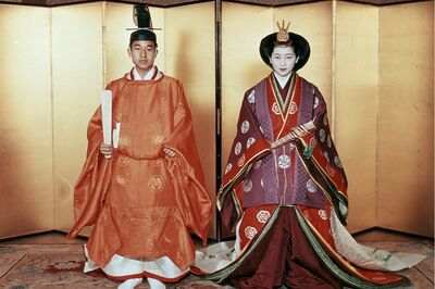 昭和34年4月、ご成婚の日に十二単姿で記念写真を撮影される上皇ご夫妻。