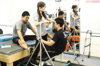 「ジェイ・ワークアウト」に通い始めたころ。君江さんには2人のトレーナーがついて訓練を重ねた