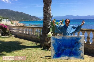 コルシカのアトリエ前庭にて