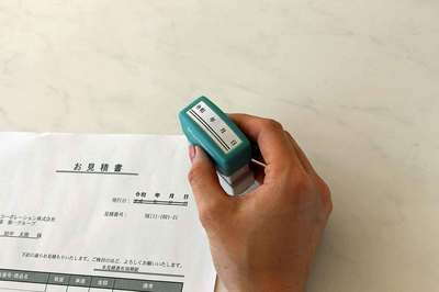 平成日付に二重線を引き、その上に令和の月日を記入できるスグレモノスタンプだ