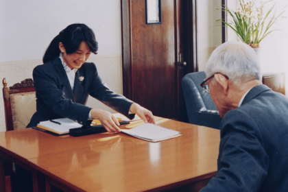 永積寅彦氏からお妃教育を受ける雅子さま（写真／宮内庁提供）