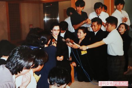 俳優・石原裕次郎が亡くなったとき、葬儀が行われた総持寺にて、まき子夫人の囲み取材