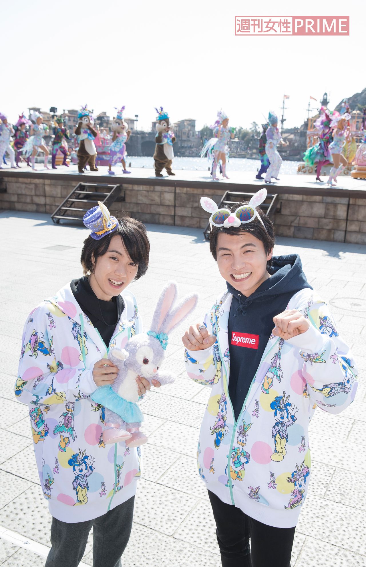 東京ディズニーシーで「ファッショナブル・イースター」を楽しむ2人。「それぞれおしゃれで、みんなステキだよ！」（小越くん）、「音楽がノリノリ！一緒に踊っちゃおう！」（宮崎くん）　撮影／廣瀬靖士