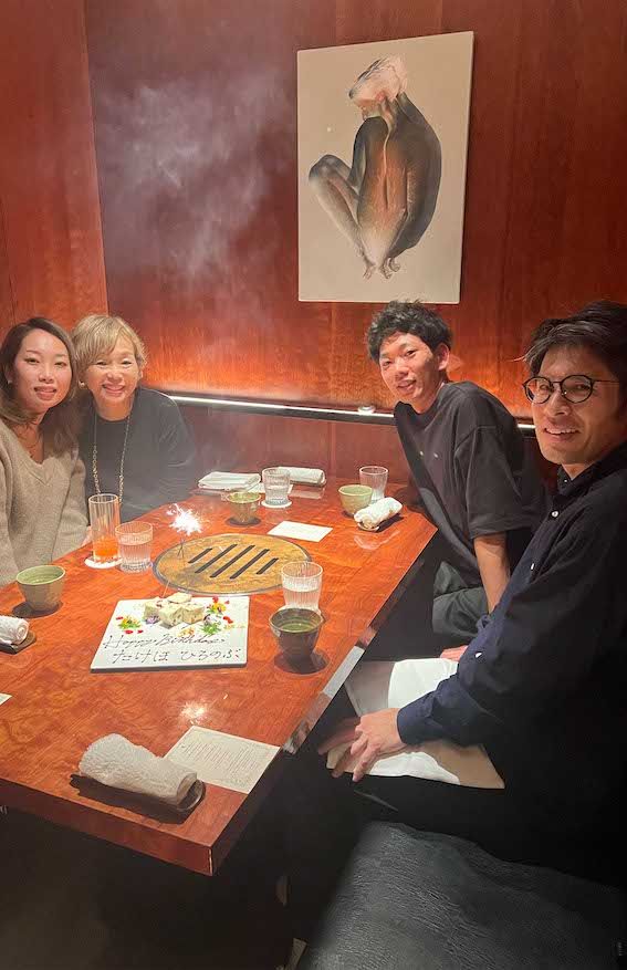 左から長女、西崎彩智さん、長男、夫の野下智央さん。家族とは支え合える仲だという
