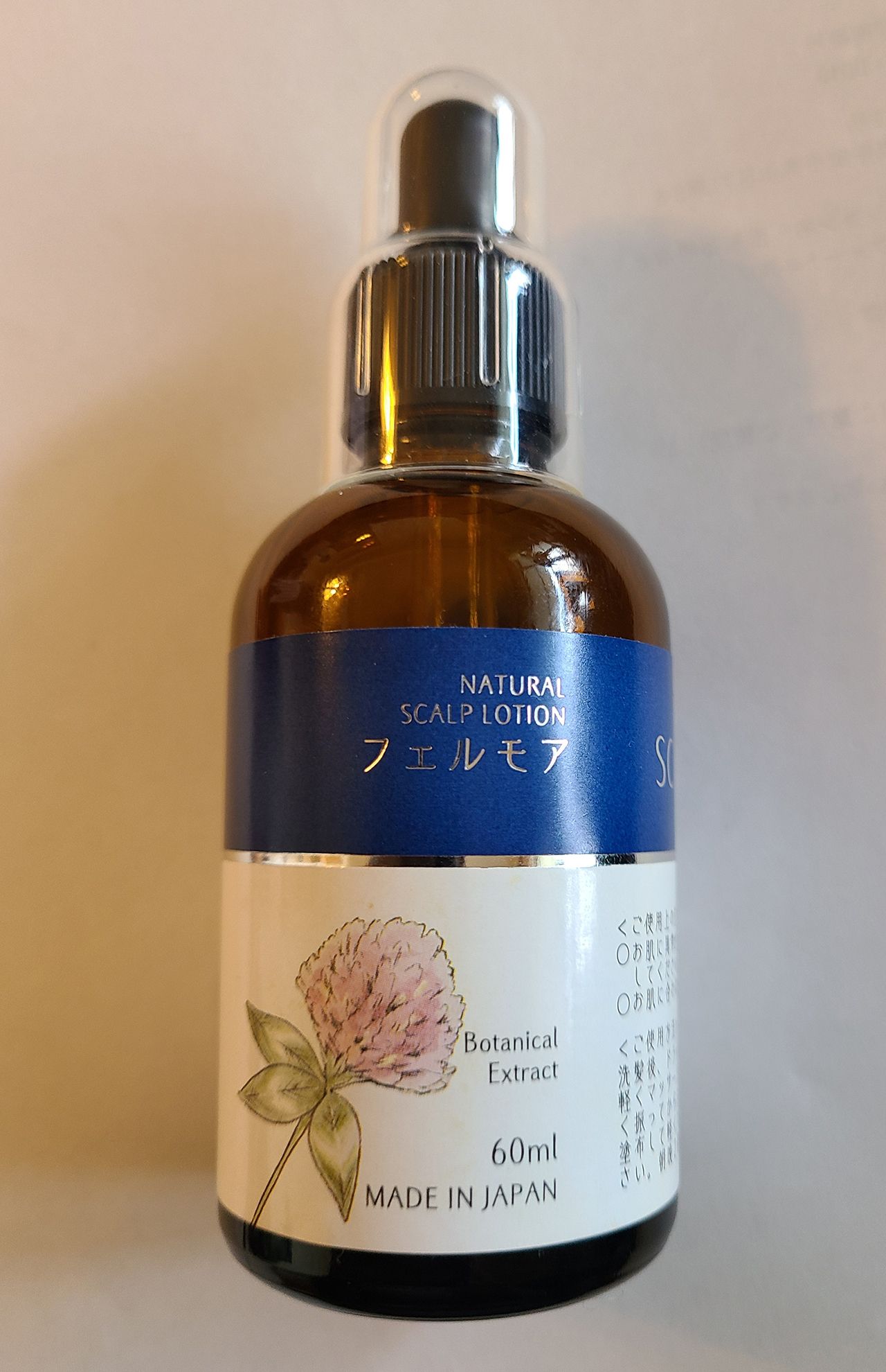 アラ還から抜け毛が気になるようになり、自然派の育毛剤を使い始めたところ、シャンプー時の抜け毛が激減。「頭皮と顔はつながっていると聞き、頭皮マッサージも実践しています」