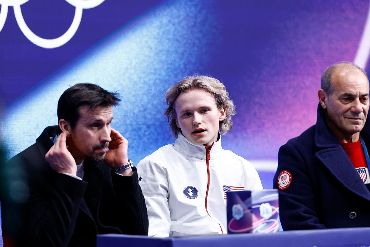 コーチを務める父（左）と意気消沈するマリニン　撮影／JMPA