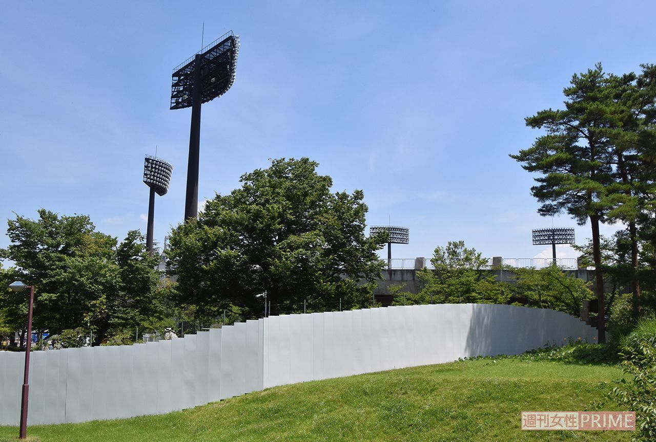 競技会場の福島県営あづま球場の周囲は巨大なフェンスで覆われている＝7月21日、福島県福島市　撮影／牧内昇平