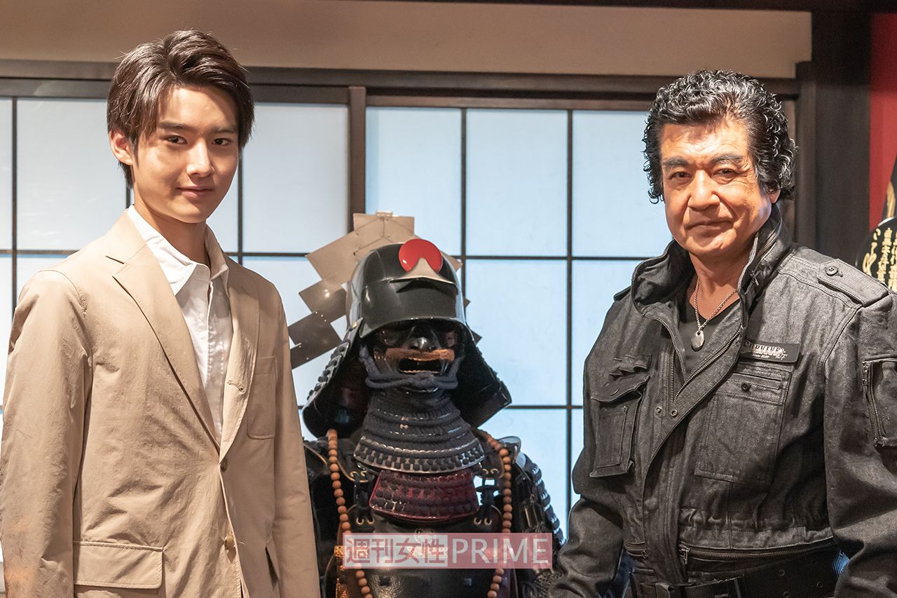 （写真右から）藤岡弘、と息子の藤岡真威人。自宅に4つある甲冑のうち1つ（写真中央）は藤岡自らデザインしており、戦国時代を感じる