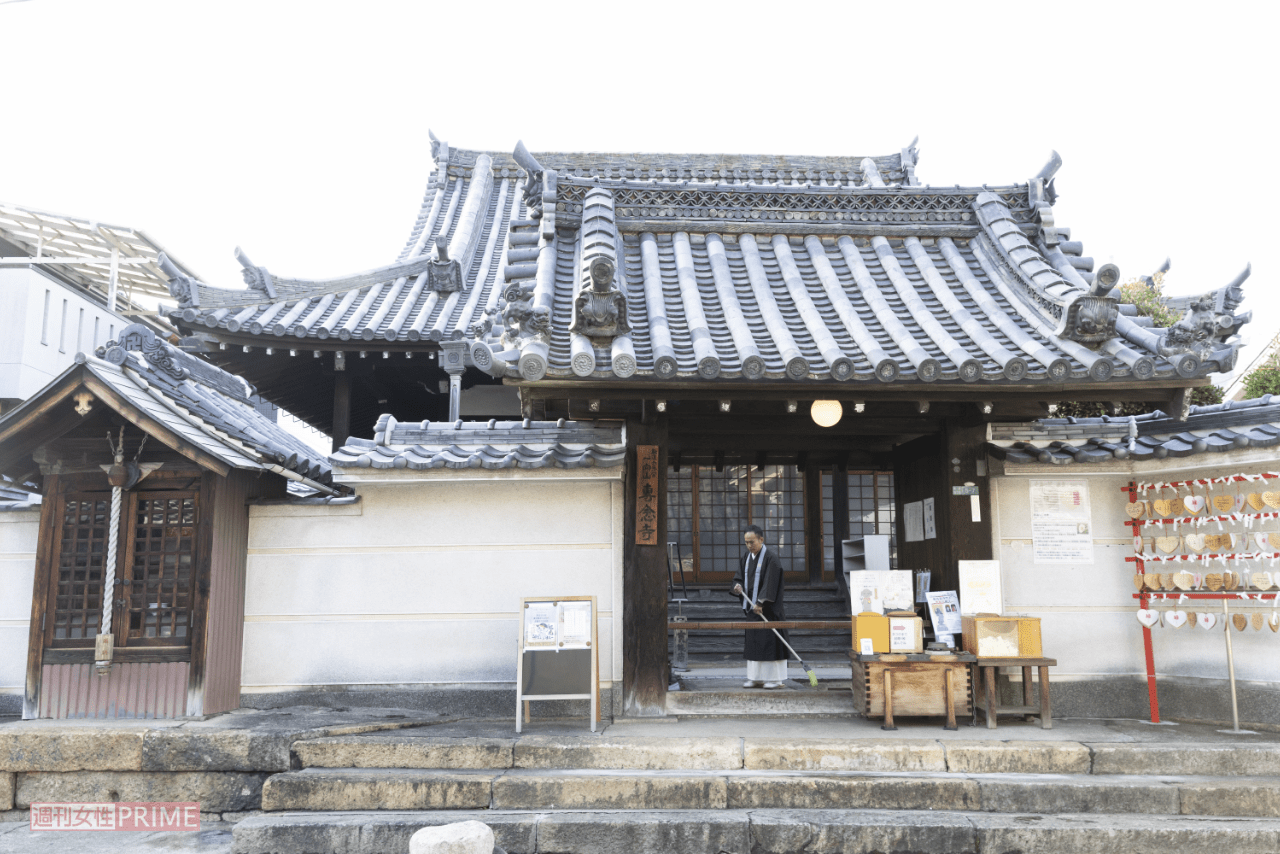 寺の入り口にはおみくじなどが並ぶ（撮影／矢島泰輔）
